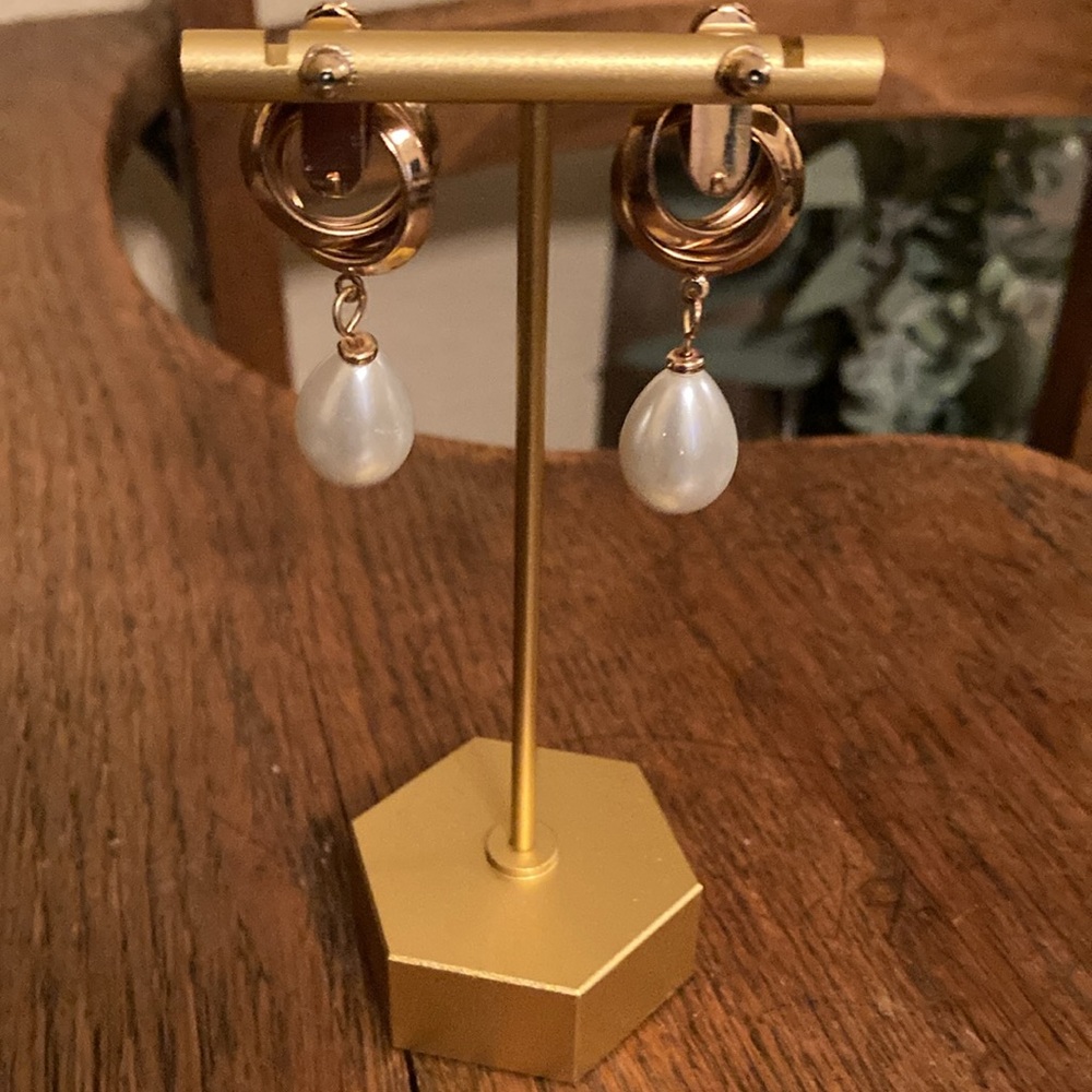 Loren + Olivia Gold Tone & “Pearl” Dangle Earrings NWT - Picture 5 of 6